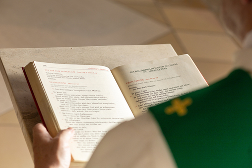 Der Diakon trägt im Gottesdienst das Evangelium vor, oft auch die Fürbitten, bereitet die Gaben, weist auf das 'Geheimnis des Glaubens' hin und fordert die Gemeinde zum Friedensgruß sowie- als letztes Wort der heiligen Messe -zum Hinaustragen des Fri