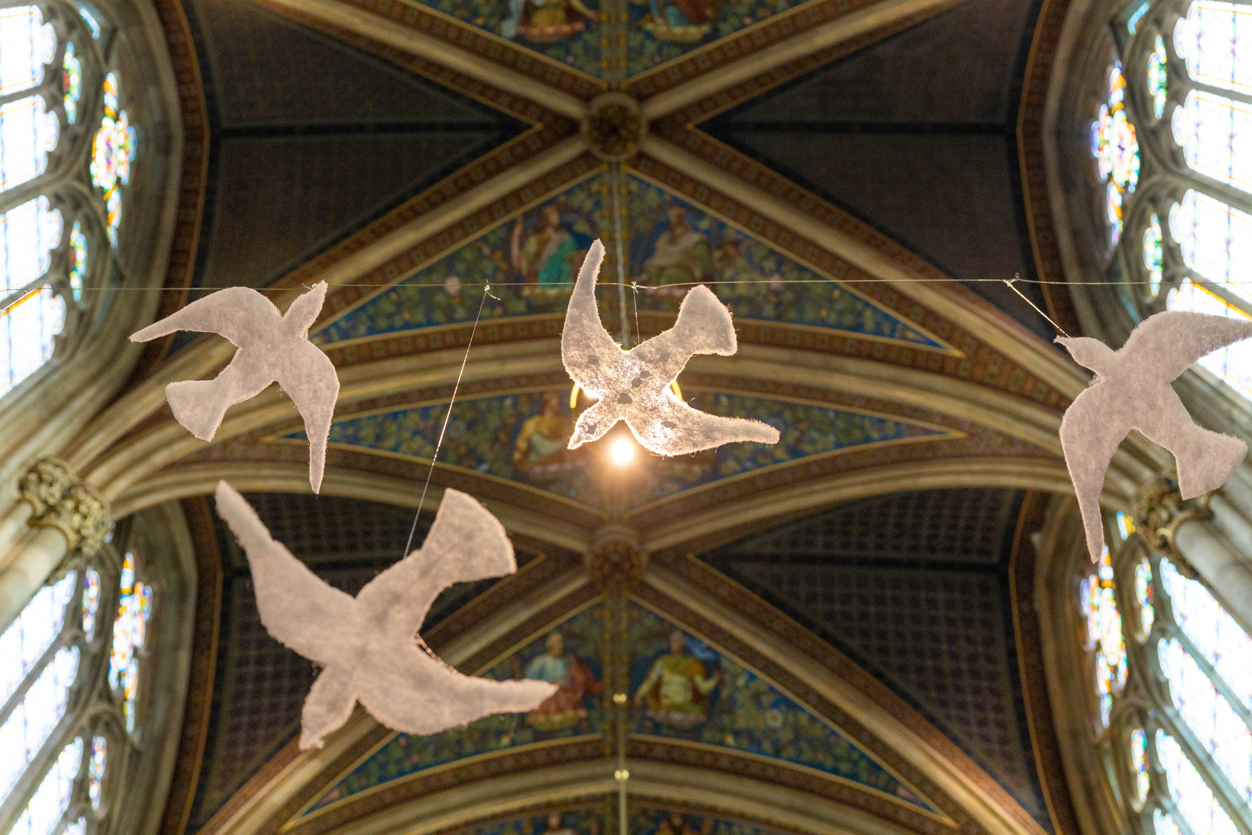     Kunstinstallation Heiliger Geist als Taube in der Votivkirche