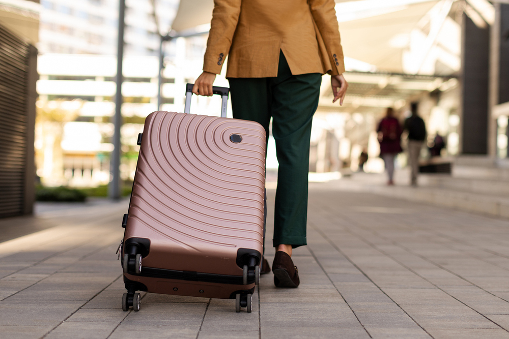 Frau mit Trolley / iStock/Olena Miroshnichenko Frau mit Trolley